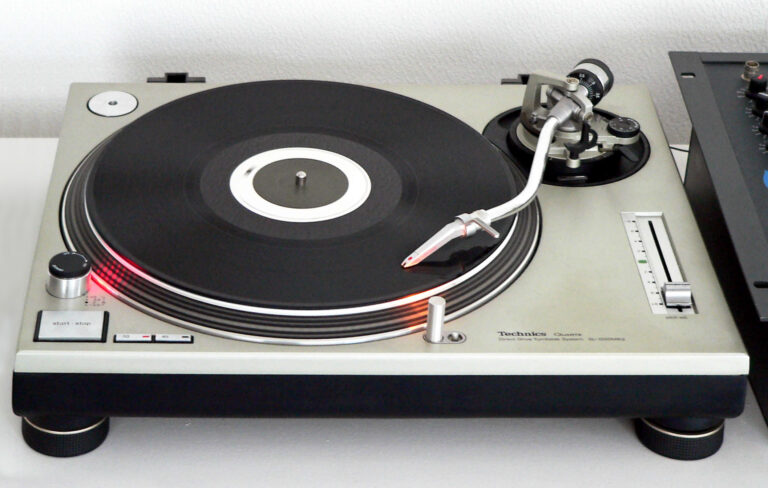 Technics SL-1200 MK2 vs Old Model